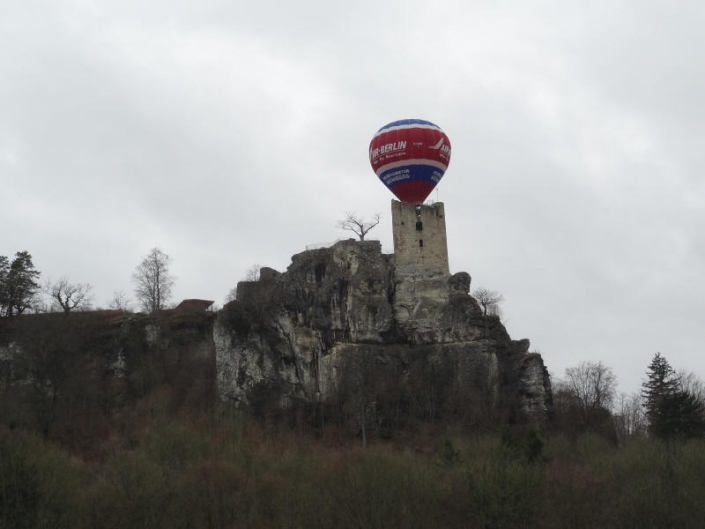 Heißluftballon über der Burg Neideck