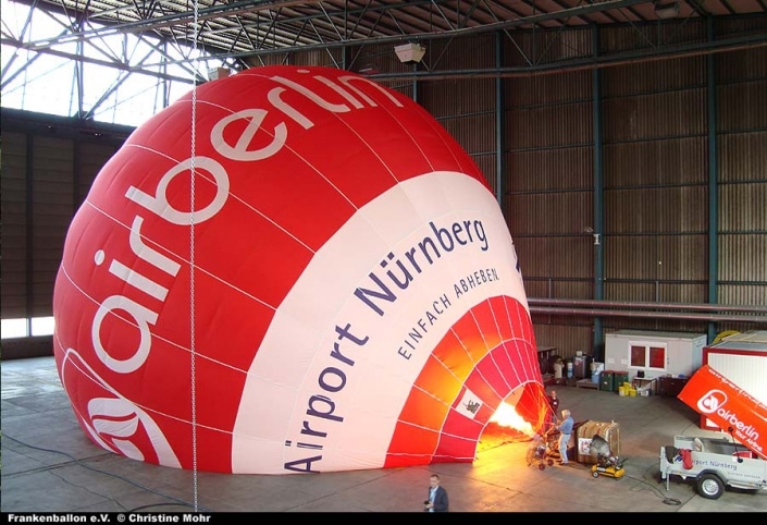 Aufbau des neuen Air-Berlin-Ballons im Hangar