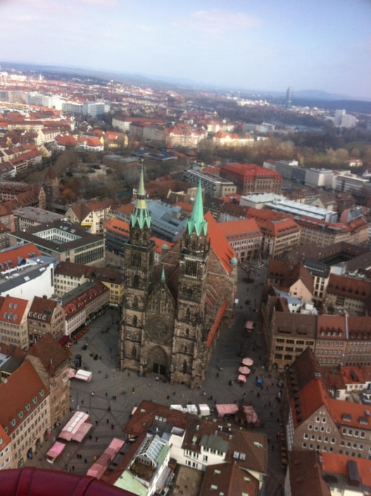 Blick von oben auf die Lorenzkirche Nürnberg